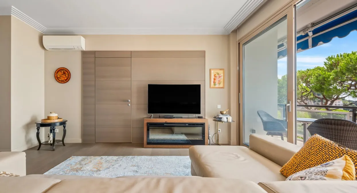 Discreet residence with private seafront access — real estate on the French Riviera — photo 9