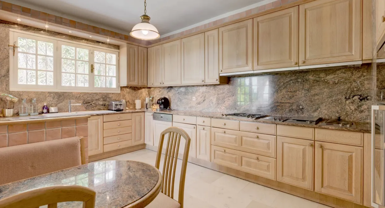 Villa in a private estate close to all amenities — real estate on the French Riviera — photo 13