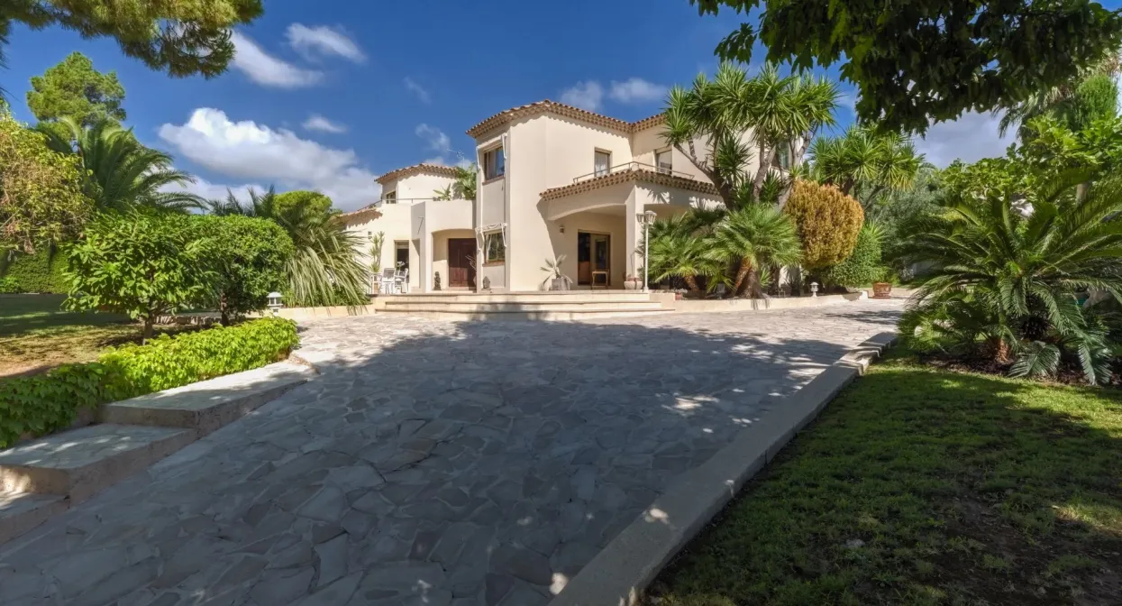 Secure domain with sea view and landscaped garden — real estate on the French Riviera — photo 12