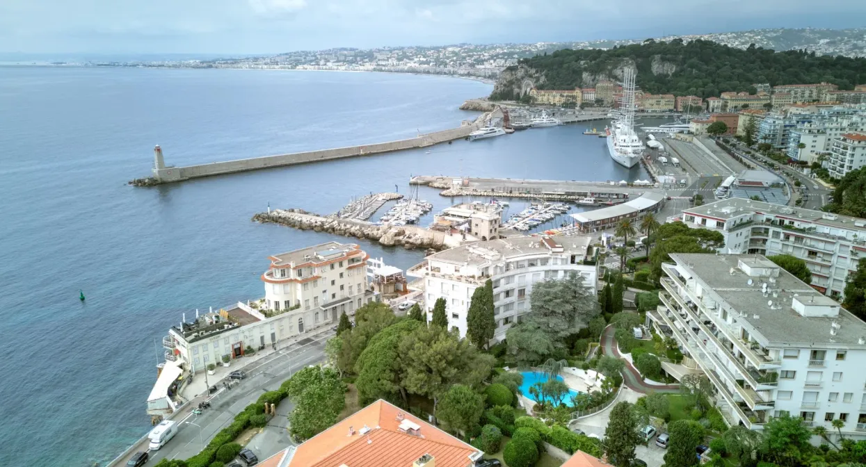  Luxury waterfront  Residence with a tennis and swimming pool  — real estate on the French Riviera — photo 5