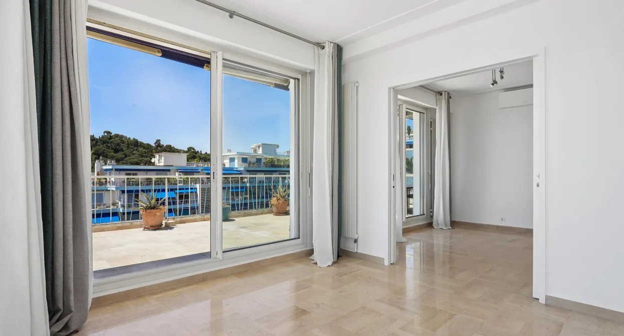 Waterfront Penthouse with 150 sq m terrace — real estate on the French Riviera — photo 13