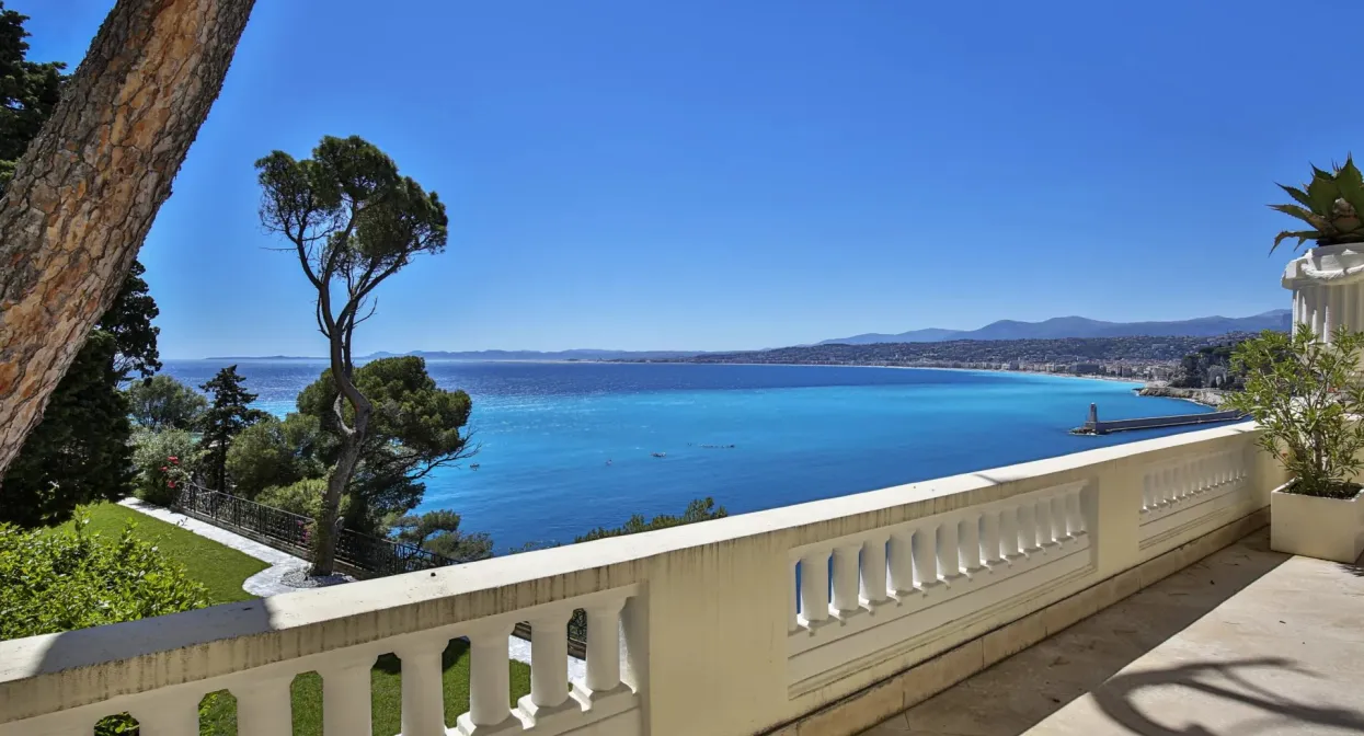 Famous Art Deco Property Overlooking the Bay — real estate on the French Riviera — photo 16