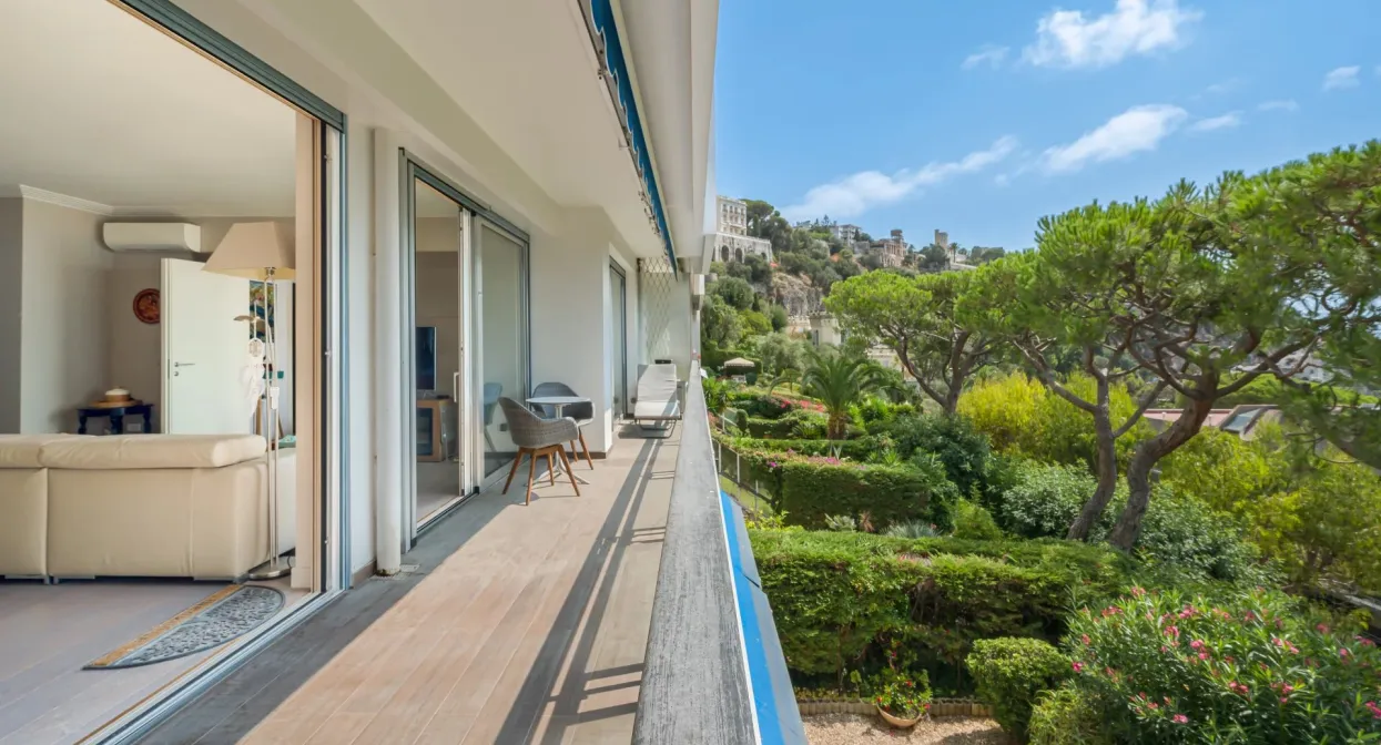 Discreet residence with private seafront access — real estate on the French Riviera — photo 32