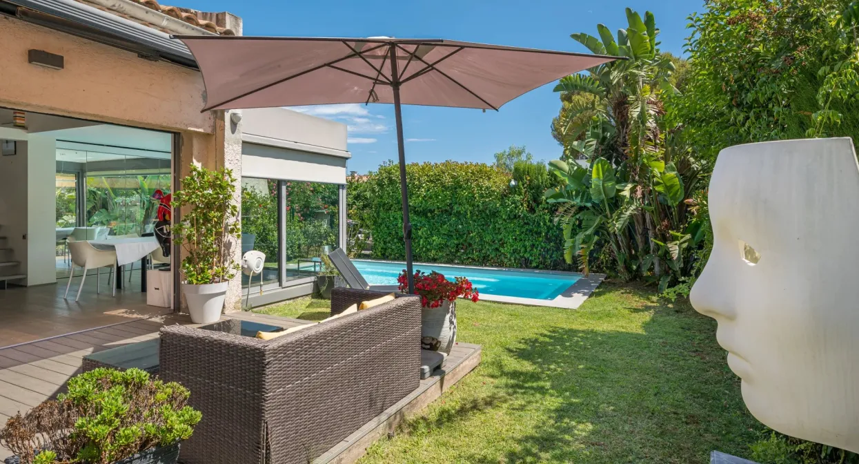 Charming semi-detached villa with pool — real estate on the French Riviera — photo 23