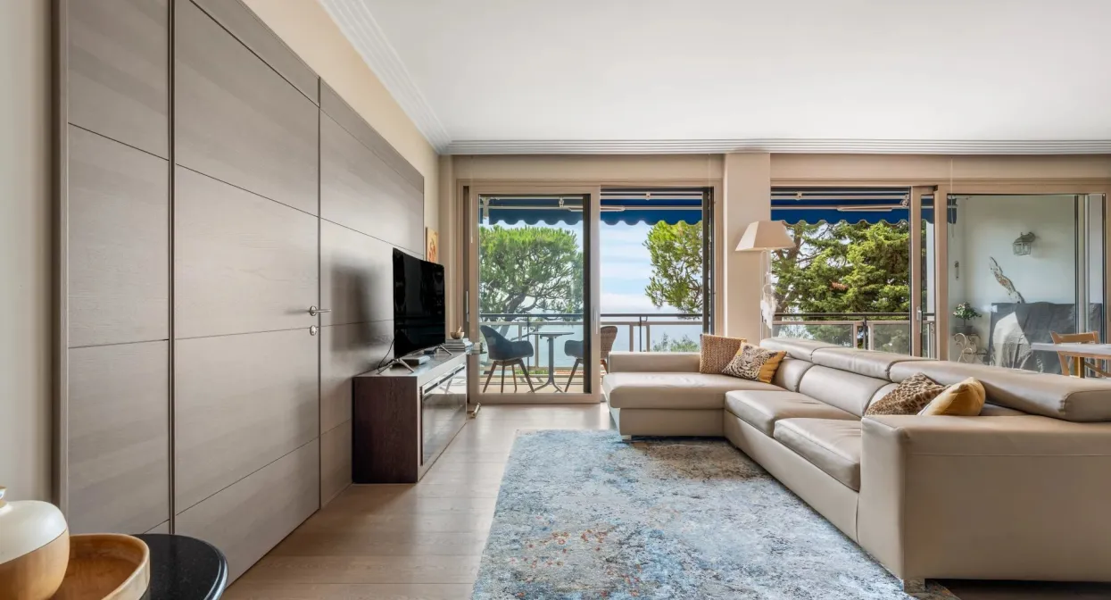 Discreet residence with private seafront access — real estate on the French Riviera — photo 2