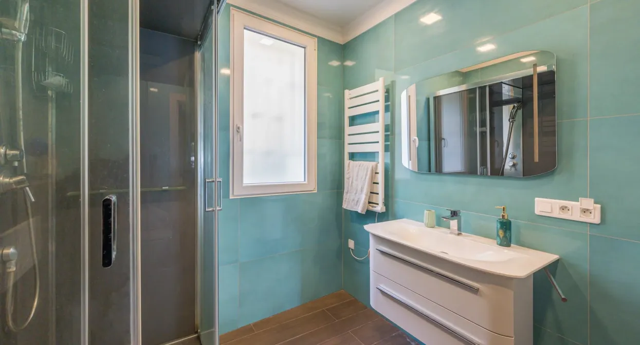 Discreet residence with private seafront access — real estate on the French Riviera — photo 21