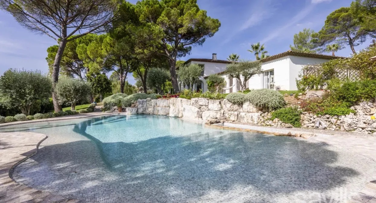 Exceptional property in a private green haven — real estate on the French Riviera — photo 1