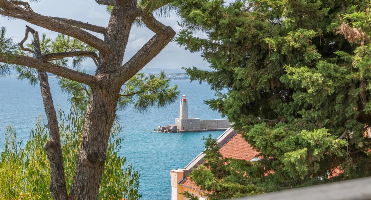 Discreet residence with private seafront access — real estate on the French Riviera — photo 29