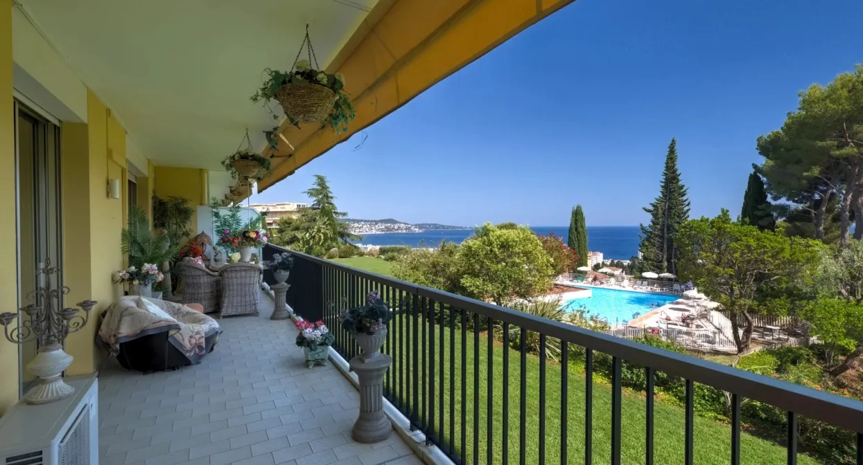 Three bedroom apartment with sea view — real estate on the French Riviera — photo 3