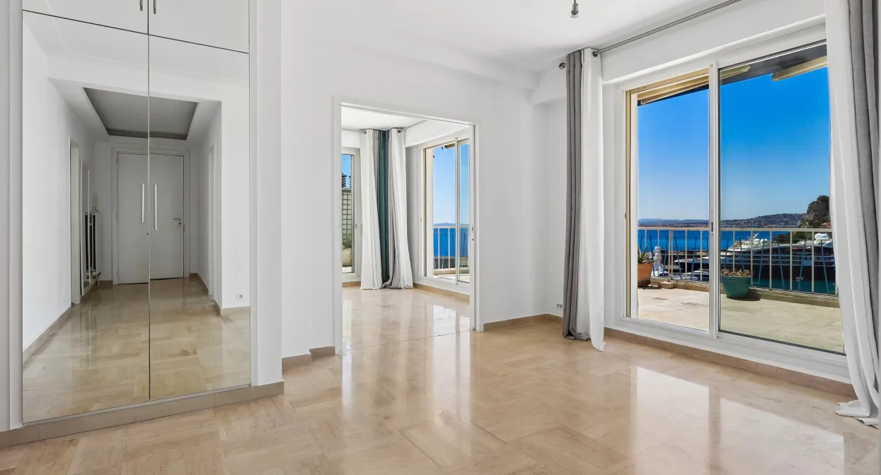 Waterfront Penthouse with 150 sq m terrace — real estate on the French Riviera — photo 15