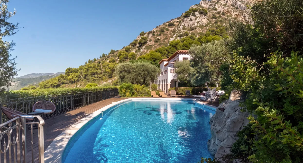 An exceptional villa overlooking the Mediterranean — real estate on the French Riviera — photo 11
