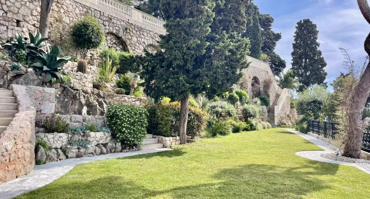 Famous Art Deco Property Overlooking the Bay — real estate on the French Riviera — photo 15