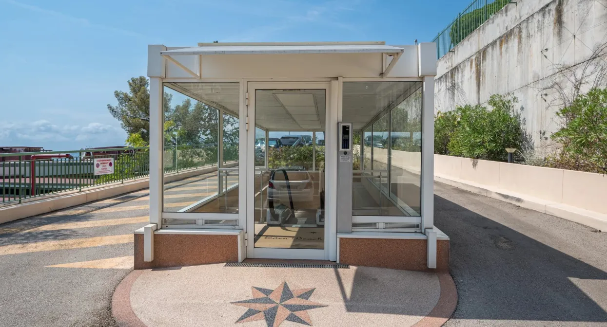 Discreet residence with private seafront access — real estate on the French Riviera — photo 31