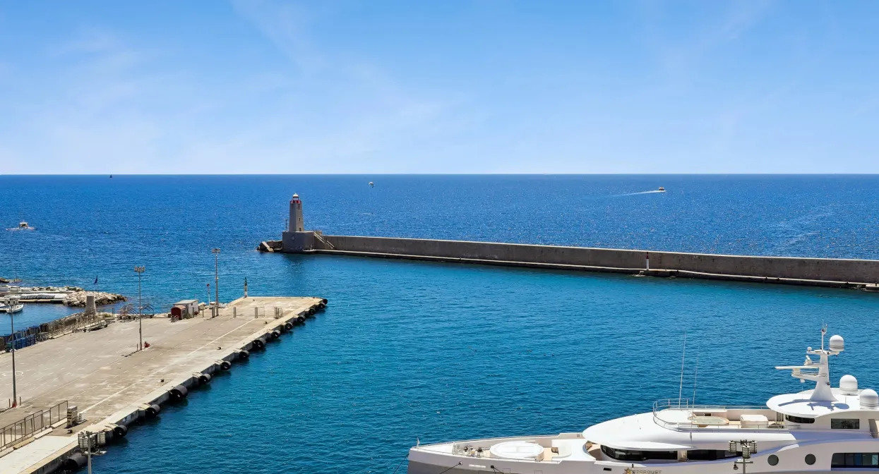 Waterfront Penthouse with 150 sq m terrace — real estate on the French Riviera — photo 9