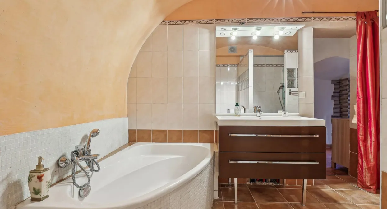 Apartment with garden and open view — real estate on the French Riviera — photo 11