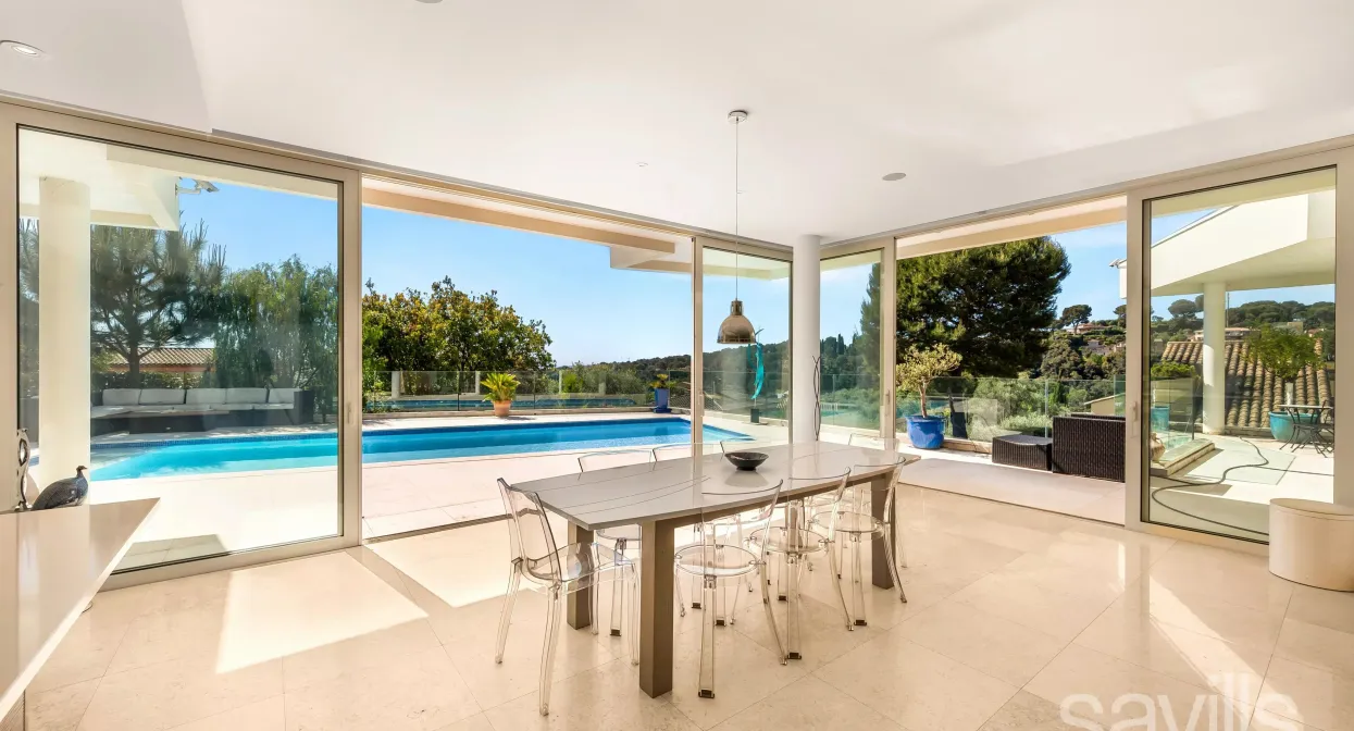 Contemporary Sea View Villa Within Walking Distance of the Village — real estate on the French Riviera — photo 5