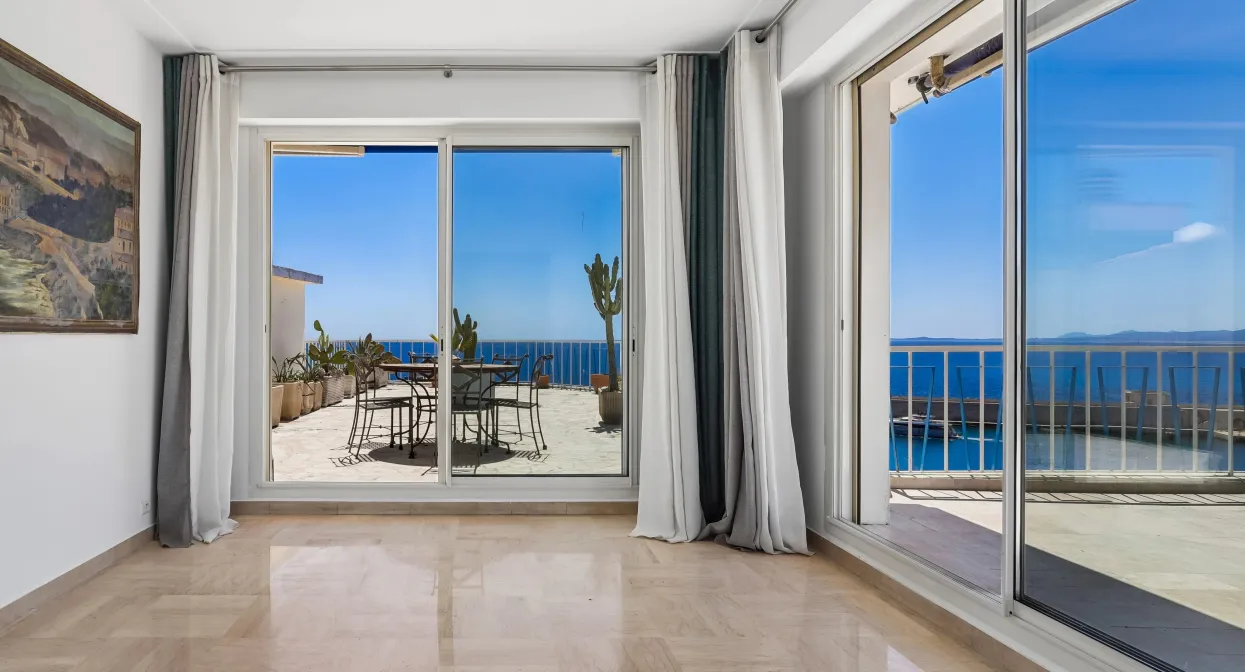 Waterfront Penthouse with 150 sq m terrace — real estate on the French Riviera — photo 2