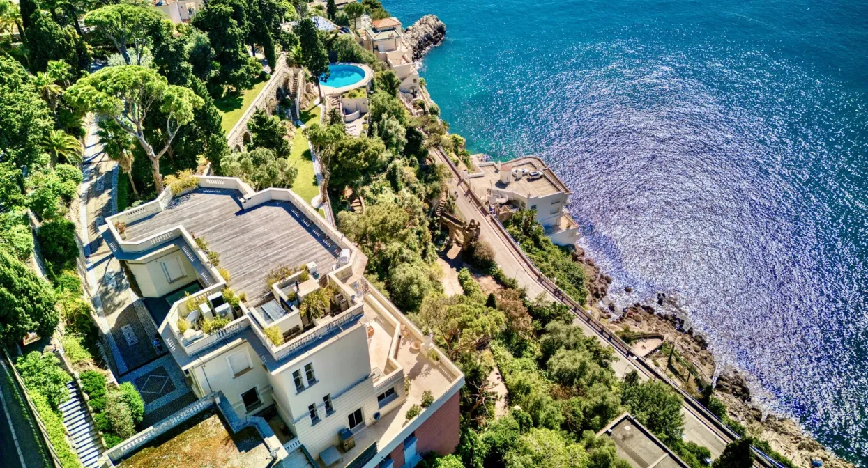 Famous Art Deco Property Overlooking the Bay — real estate on the French Riviera — photo 8