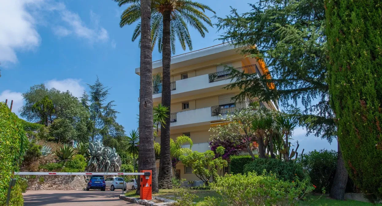 2 bedroom apartment with 25 sq m sea view terrace — real estate on the French Riviera — photo 8