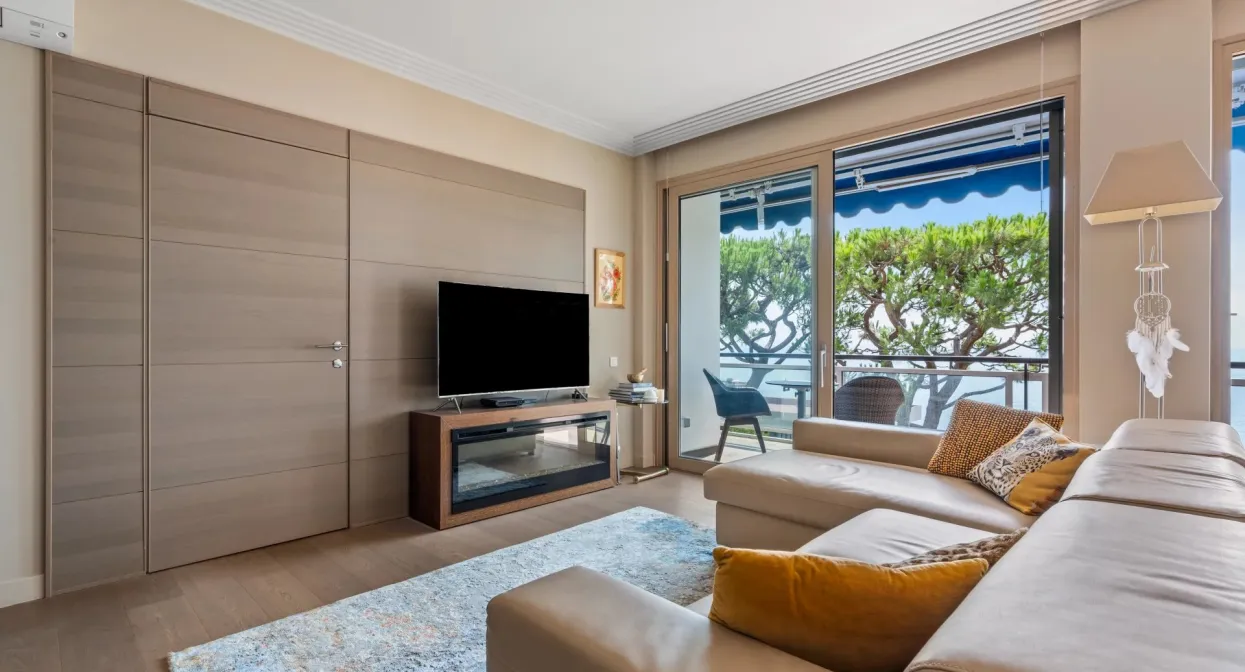 Discreet residence with private seafront access — real estate on the French Riviera — photo 4
