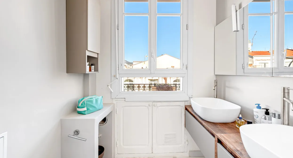 Elegant and refurbished penthouse in Les Musiciens — real estate on the French Riviera — photo 22