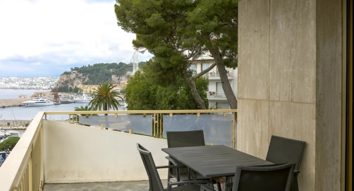  Luxury waterfront  Residence with a tennis and swimming pool  — real estate on the French Riviera — photo 9