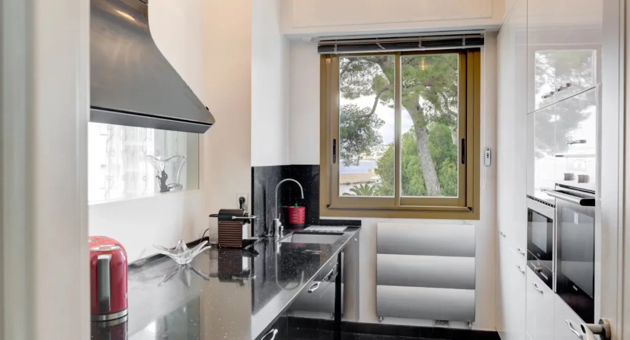  Luxury waterfront  Residence with a tennis and swimming pool  — real estate on the French Riviera — photo 10