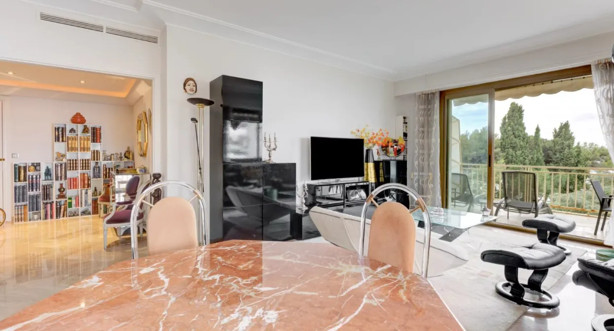  Luxury waterfront  Residence with a tennis and swimming pool  — real estate on the French Riviera — photo 11