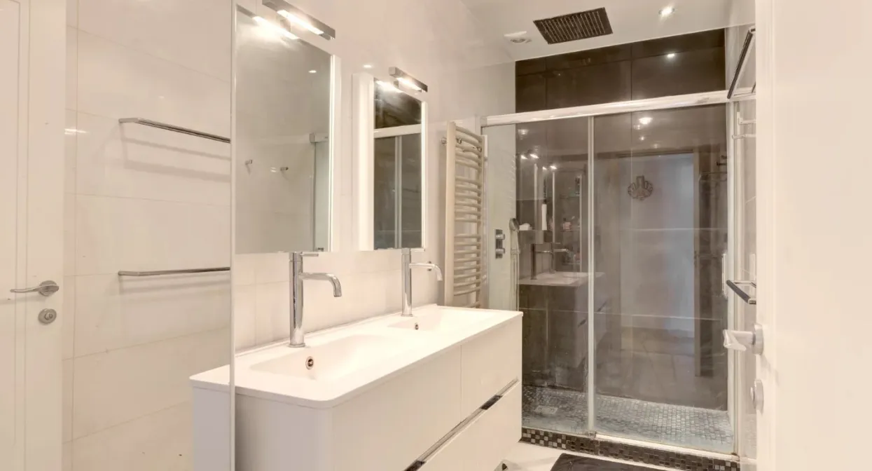  Luxury waterfront  Residence with a tennis and swimming pool  — real estate on the French Riviera — photo 13