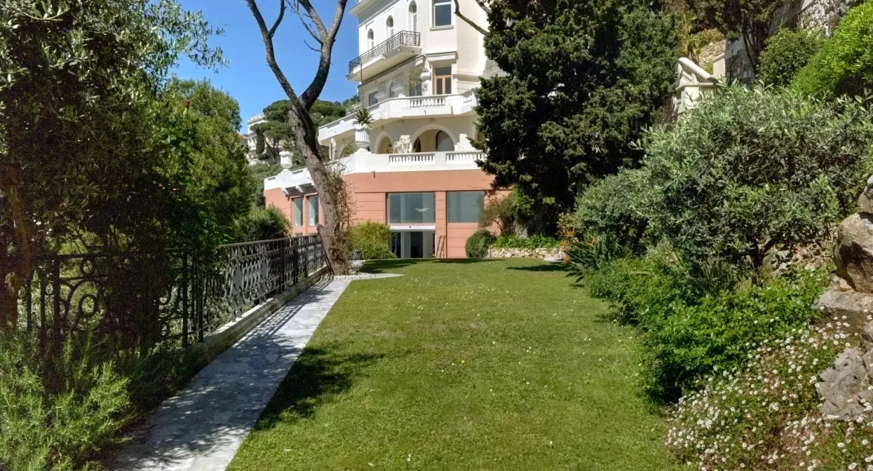 Famous Art Deco Property Overlooking the Bay — real estate on the French Riviera — photo 27