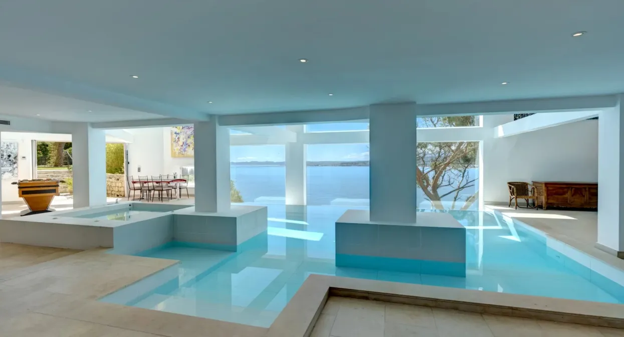 Famous Art Deco Property Overlooking the Bay — real estate on the French Riviera — photo 24