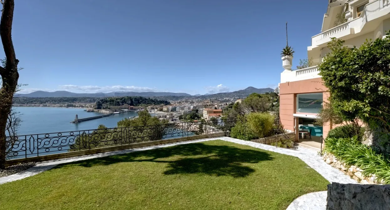 Famous Art Deco Property Overlooking the Bay — real estate on the French Riviera — photo 17