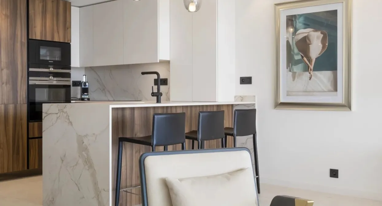 200 sqm apartment in Cannes: 2 pools, tennis, park, and security — real estate on the French Riviera — photo 3
