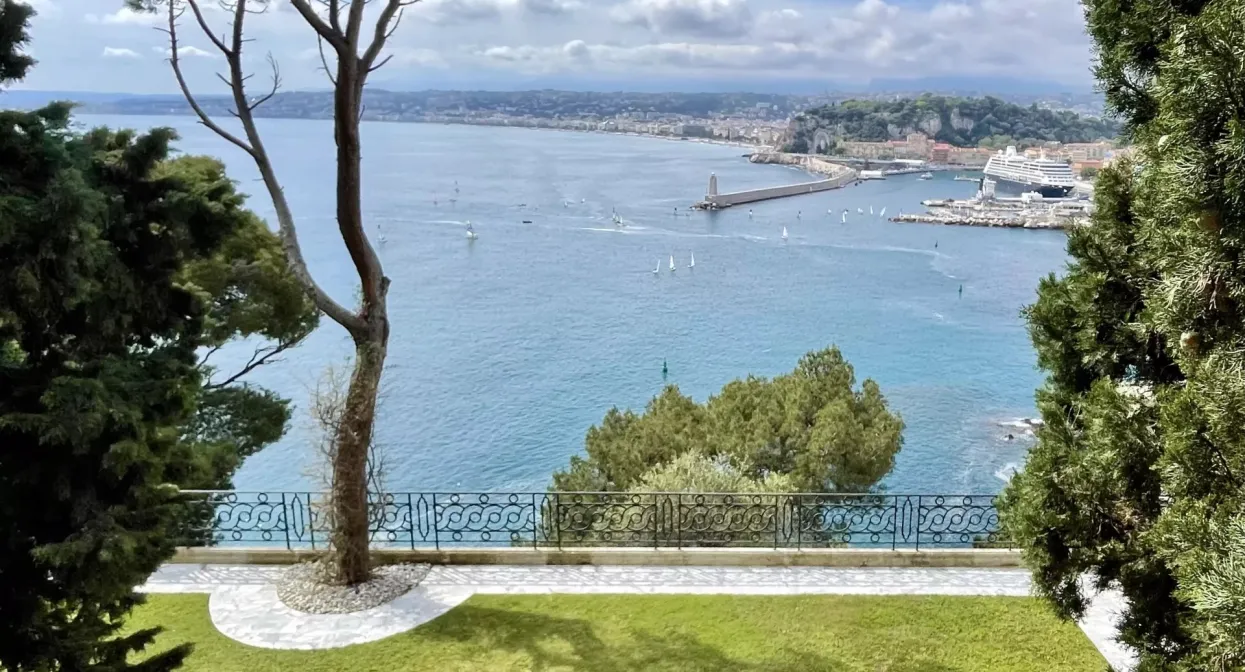 Famous Art Deco Property Overlooking the Bay — real estate on the French Riviera — photo 3