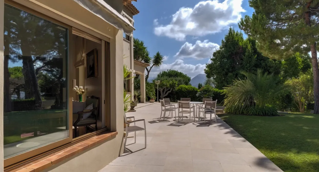 Secure domain with sea view and landscaped garden — real estate on the French Riviera — photo 7