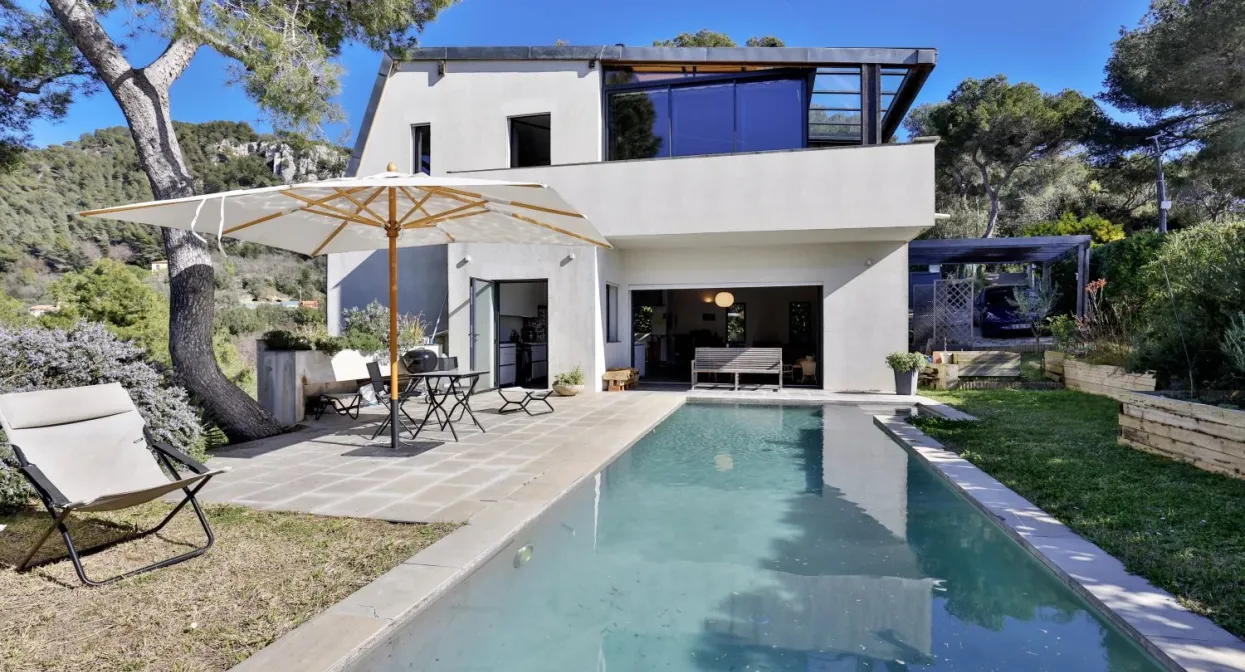 Architect-designed villa in absolute calm — real estate on the French Riviera — photo 1