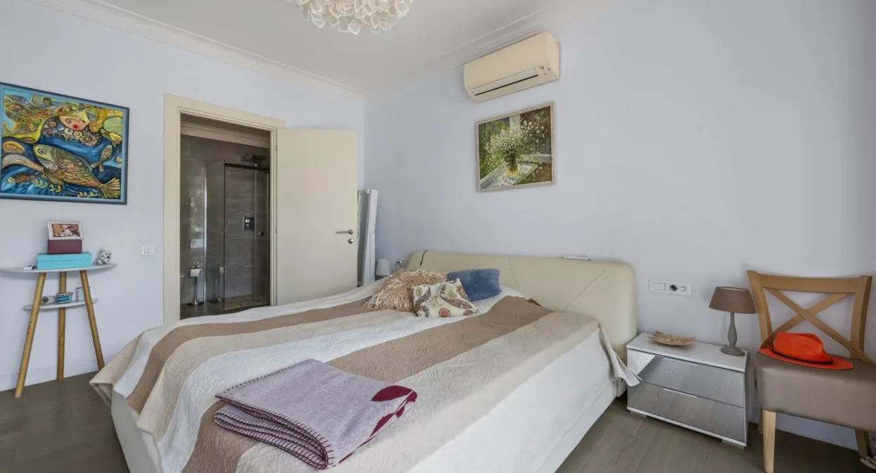 Discreet residence with private seafront access — real estate on the French Riviera — photo 15