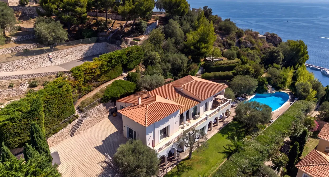 An exceptional villa overlooking the Mediterranean — real estate on the French Riviera — photo 1