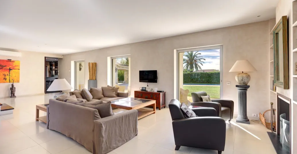 Modern villa -walking distance  to the beaches — real estate on the French Riviera — photo 3